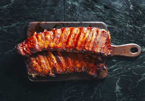 salsa barbecue fumante su costine di maiale