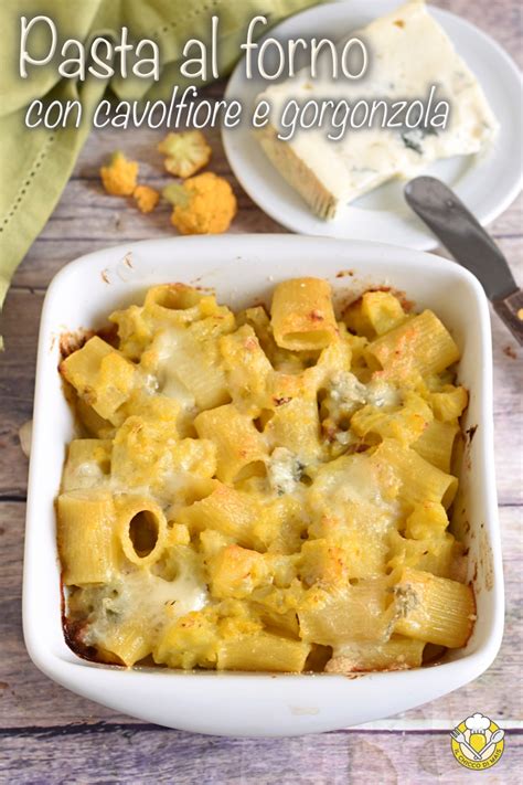 Piatto di pasta al forno con cavolfiore