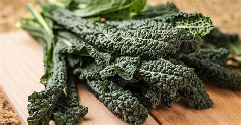 Cavolo nero fresco in un cesto