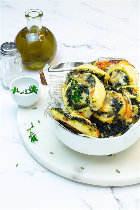 Girelle di pasta sfoglia ripiene di cavolo nero e pecorino