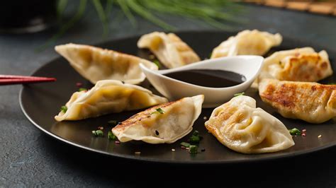 Un assortimento di ravioli cinesi e giapponesi