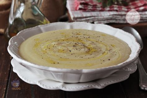 Ciotola di minestra di semolino con verdure miste e prezzemolo tritato