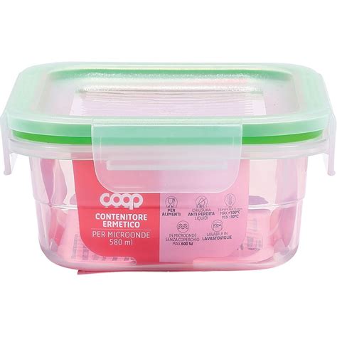 Contenitore ermetico con minestra di semolino in frigorifero