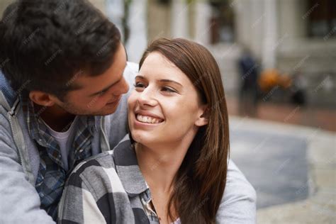 coppia che flirta con contatto visivo