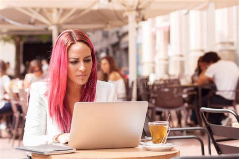 persona che lavora concentrata su un unico compito