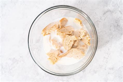pane raffermo ammollato nel latte