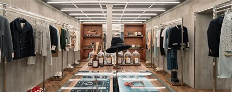 Interno di un negozio Golden Goose con elementi di design ispirati a Venezia