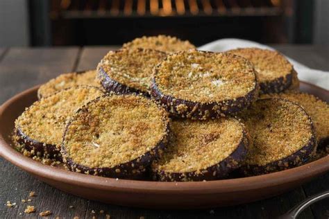 Piatto di melanzane fritte e arrostite con contorni