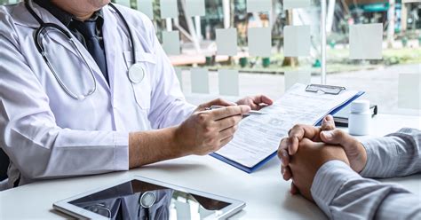 Team medico che lavora su un paziente