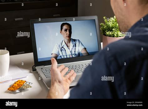 Computer con schermo che mostra una videochiamata medica