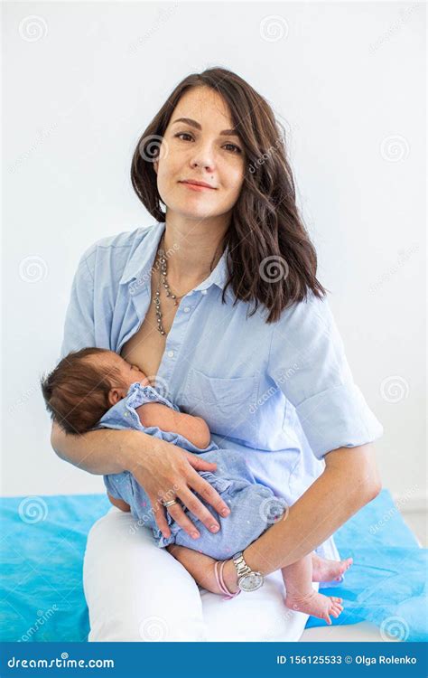 Mamma che tiene in braccio il suo neonato