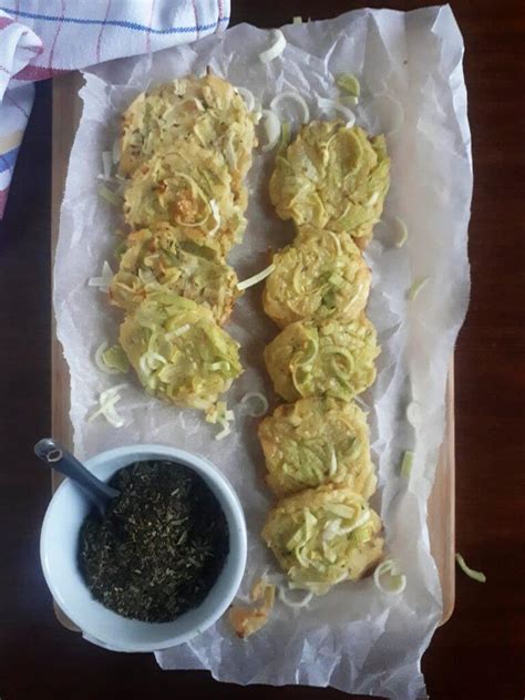 Vassoio di frittelle di porri pronte per essere servite