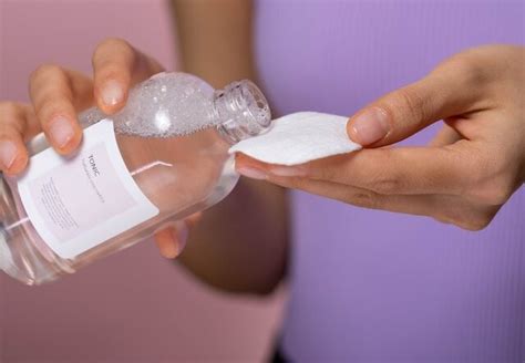 Viso con tonico applicato con cotone