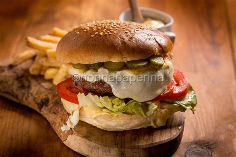 Hamburger fatto in casa con ingredienti freschi