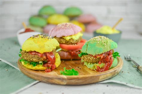 Burger vegani colorati con verdure