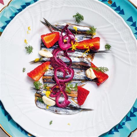 Alici marinate servite su pane tostato