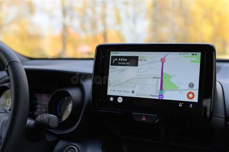 Un pannello di navigazione GPS che mostra un percorso