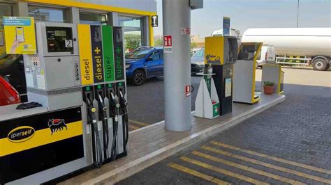 Simbolo di un distributore di benzina con un grafico dei prezzi