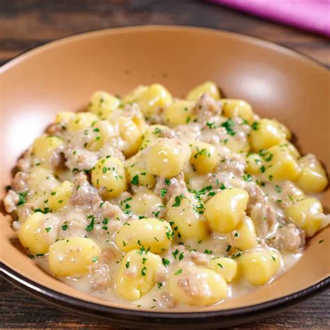 gnocchi con salsiccia e stracchino in padella