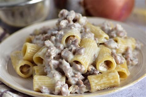 ingredienti per pasta salsiccia e stracchino in primo piano