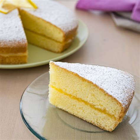 Fetta di torta al limone soffice senza glutine con avocado
