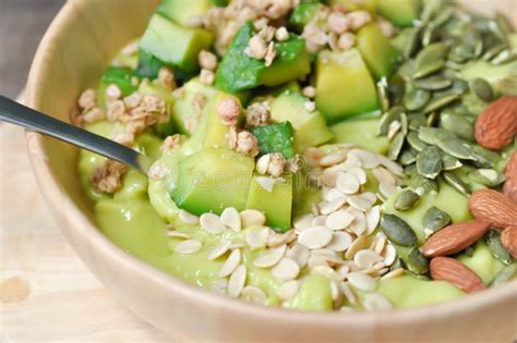 Avocado frullato in una ciotola