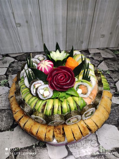 Ingredienti freschi disposti per la decorazione della torta sushi