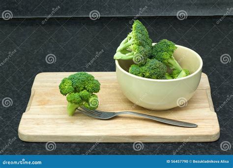 Broccoli freschi disposti su un tagliere
