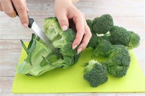 Immagine che mostra i passaggi per tagliare le cimette di un broccolo