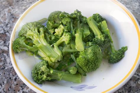Broccoli cotti al vapore, con una consistenza verde brillante