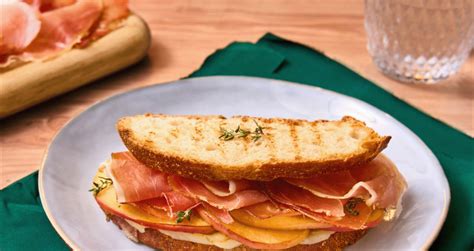 panino hamburger assemblato con speck e verdure