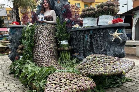 Artisti di strada durante la sagra del peperoncino