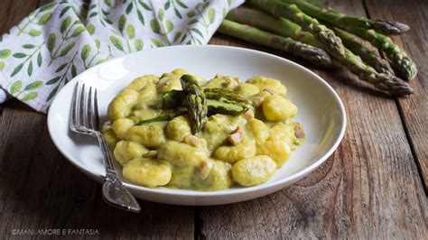 Piatto di gnocchi con pancetta e crema