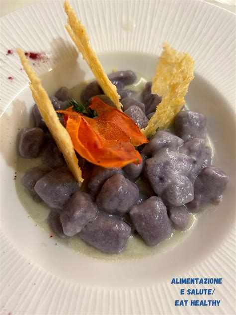 Gnocchi viola con filetti di pesce e erbe aromatiche