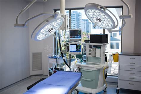 Una sala operatoria moderna con apparecchiature mediche avanzate