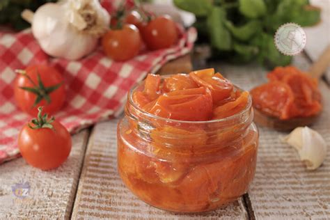 Ingredienti freschi per il sugo: pomodori, cipolle, aglio