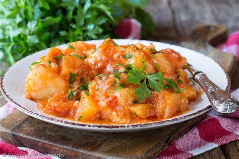 Piatto finito di Baccalà alla Livornese servito con pane
