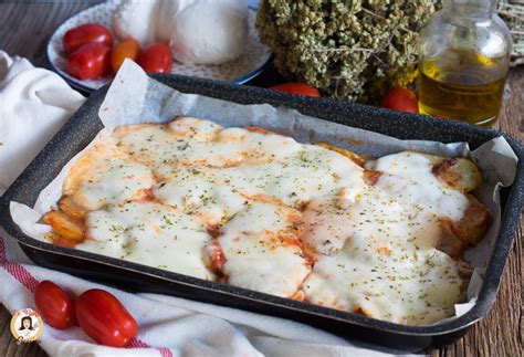 Mozzarella filante su pizza