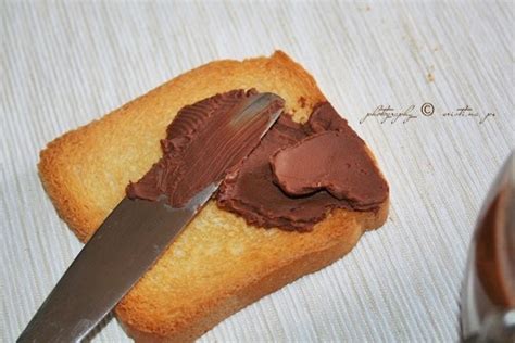 Nutella spalmata su un cucchiaio