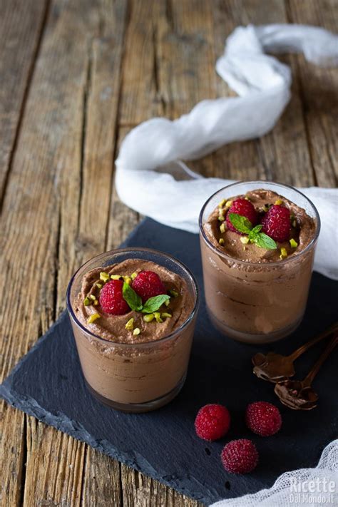Bicchierini di mousse alla Nutella decorati con frutta e granella