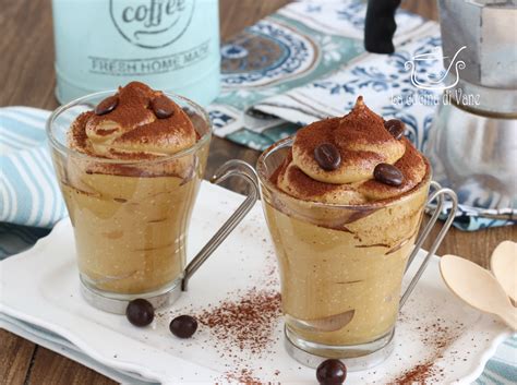 Bicchieri con crema di caffè e decorazioni