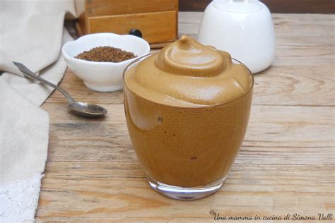 Ingredienti per la crema di caffè disposti