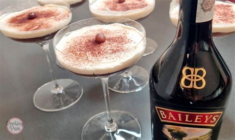 Coppette con crema di caffè calda fumante