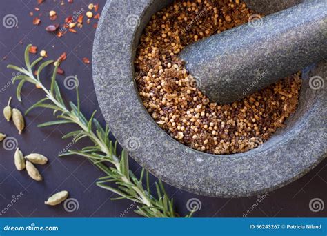 Immagine di un mortaio e pestello con spezie miste