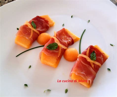 Prosciutto crudo e fettine di papaya su uno stecchino