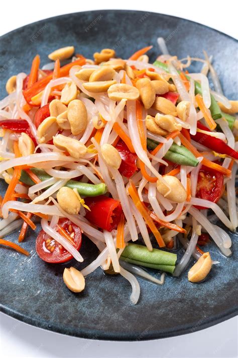 Insalata di papaya verde con verdure e arachidi