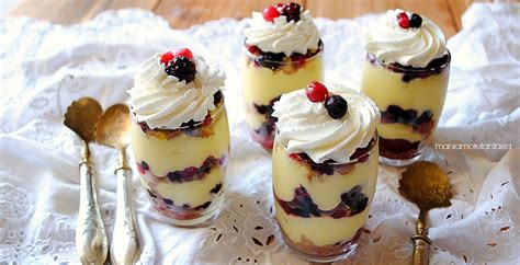 bicchierini dessert con strati di frutta e crema