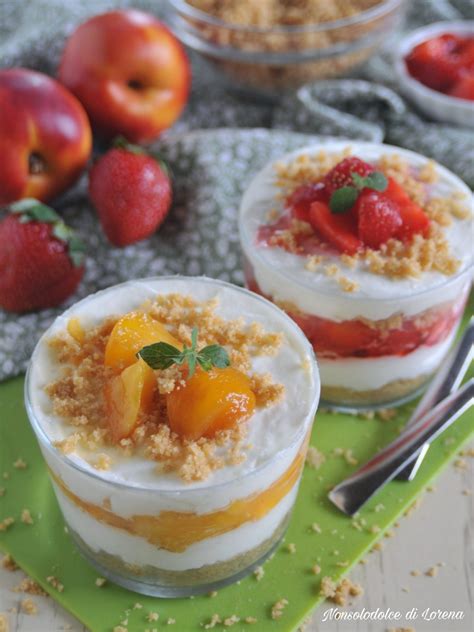 Strati di cheesecake in un bicchiere con topping alla frutta