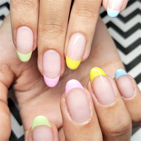 mini french manicure con colori pastello