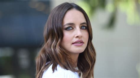 matilde gioli manicure celeste pastello